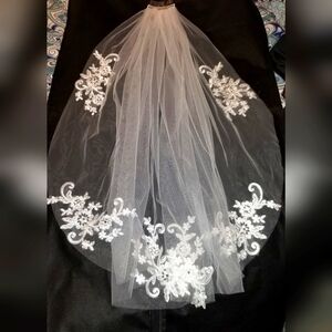 White wedding veil 2ft 8 inches long